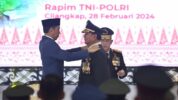 Jokowi menyematkan pangkat jenderal kehormatan kepada Prabowo Subianto, Rabu (28/2/2024). (ANTARA FOTO/Sigid Kurniawan).