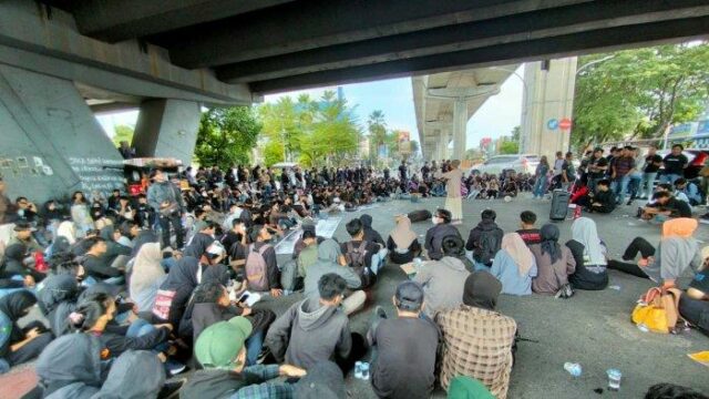 Polrestabes Makassar Belum Membuka Akses Layanan Hukum Bagi Demonstran Hardiknas. (Tribun Timur/Muslimin Emba).