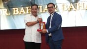 Bahtiar Baharuddin Terima Penghargaan Kabar Award 2024 Kategori Tokoh Pemerintahan