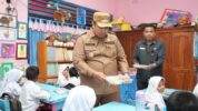 Bupati Maros Chaidir Syam Saat Meninjau Program Makan Bergizi Gratis di SDN 104 Inpres Makkaraeng