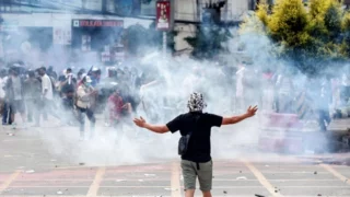 Potret Massa Bentrok dengan Personel Polisi Ditengah Demonstrasi di Nepal