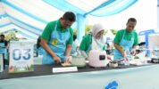 General Manager PLN UID Sulselrabar, Edyansyah (kiri), Senior Manager Niaga dan Manajemen Pelanggan, Yuli Ashaniais (tengah), dan Senior Manager Keuangan, Komunikasi, dan Umum PLN UID Sulselrabar, Ambo Tuwo (kanan) memasak menggunakan peralatan listrik dalam ajang Electric Cook Fest di Monumen Mandala, Kota Makassar pada Sabtu (18/10).